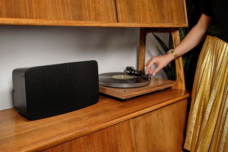 Sonos Five black and Pro-Ject turntable lifestyle image