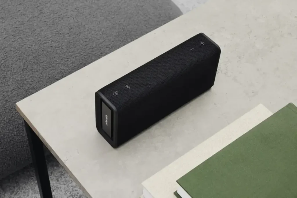 Urbanista Brisbane Plus in black lifestyle image