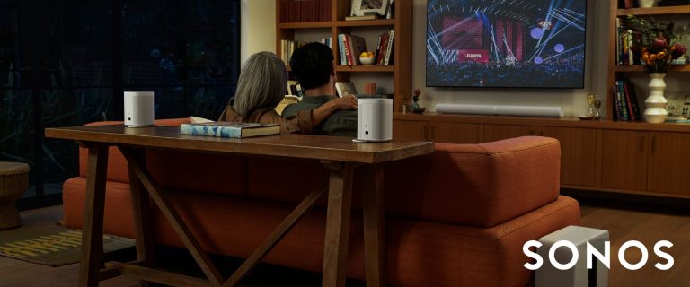 Sonos Home Cinéma Catégorie Héros Sonos home theatre set up with couple sitting on couch watching tv