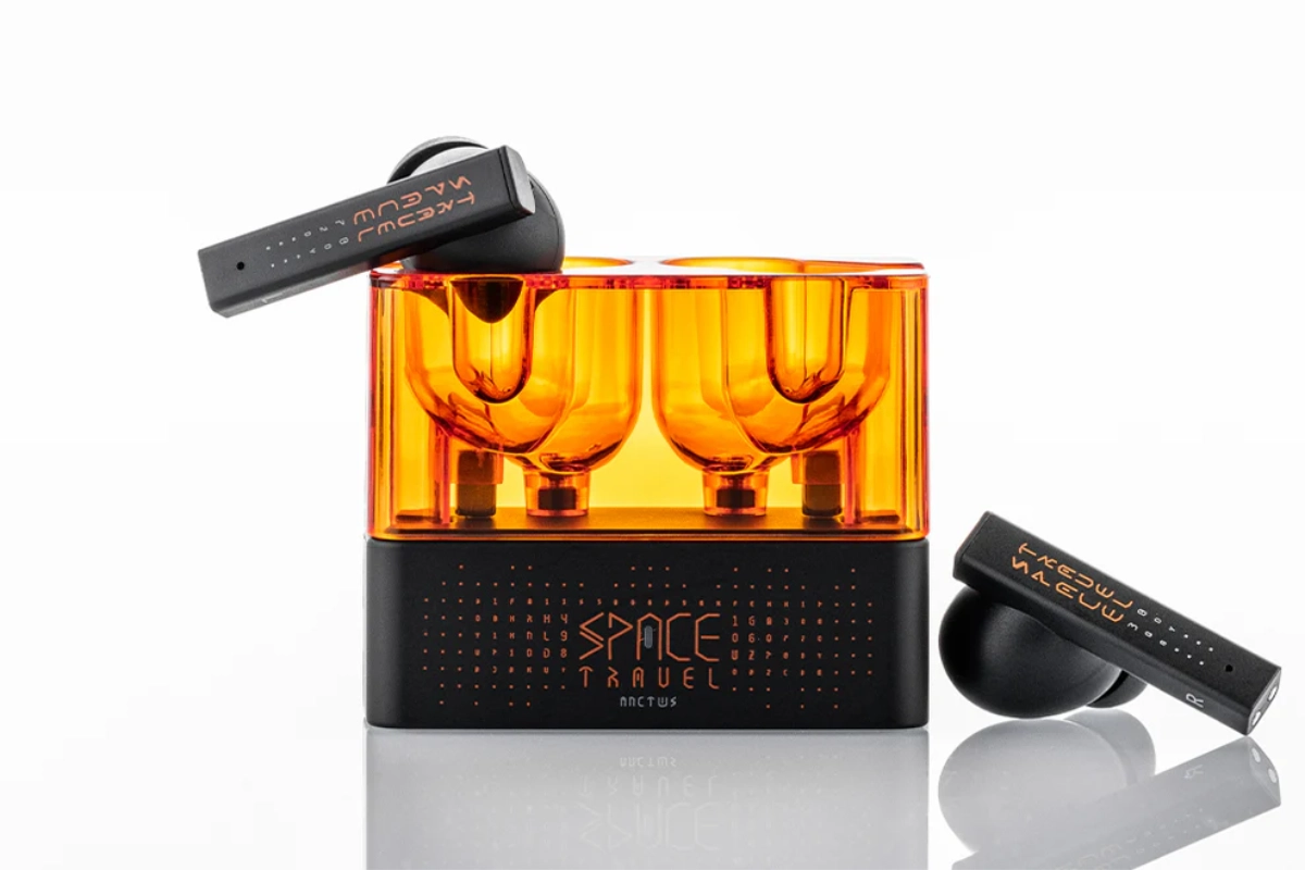 Moondrop space travel earphones Moondrop space travel earphones in black, earphones resting on charging case, product photo on white background