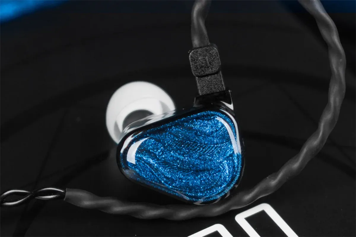 TRUTHEAR x Crinacle ZERO - Blue Lifestyle photo on textured background