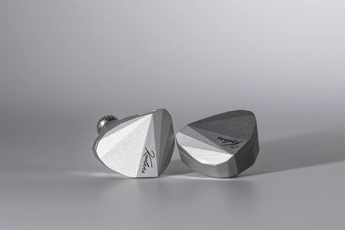 Moondrop Kadenz Earphones 4 Moondrop Kadenz Earphones on Grey background