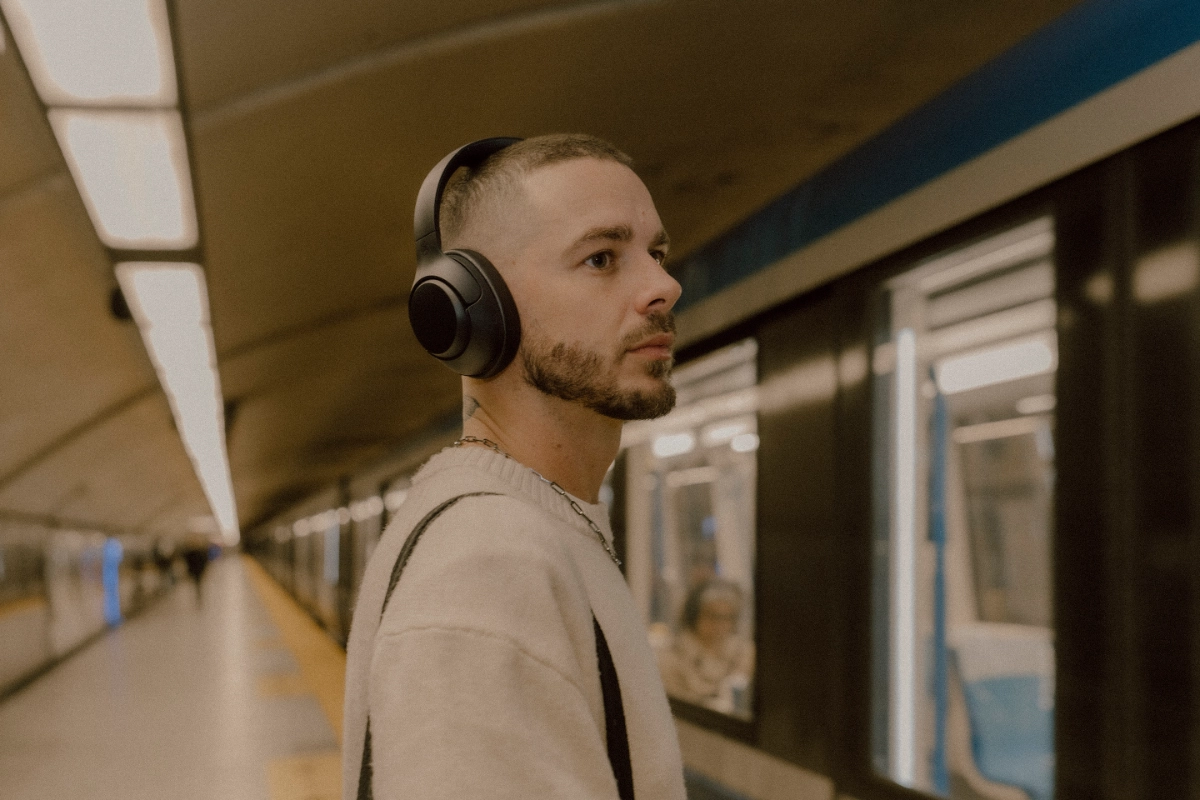 SG Session Headphones in black lifestyle photo in city background
