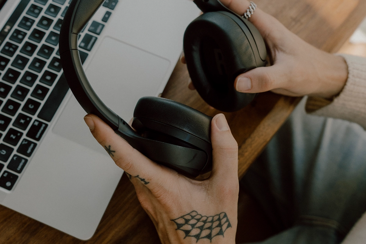 SG Session Headphones in black lifestyle photo in city background