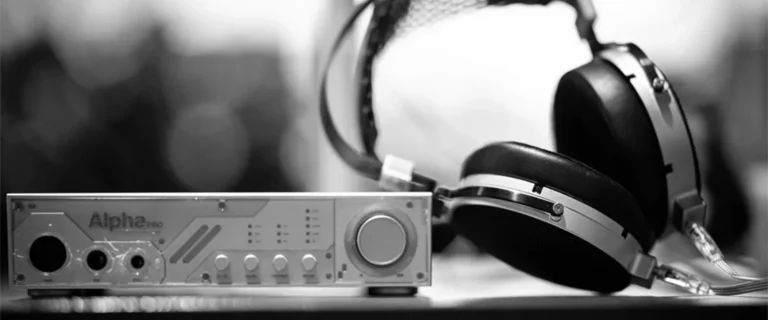 Moondrop skyland headphones resting on desktop dac